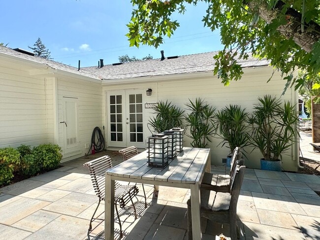 Building Photo - Available For 4+ Months!* Rare Find Furnished Saint Helena Gem, “Upper Tainter” 2 Bedrooms, 2 Bat...