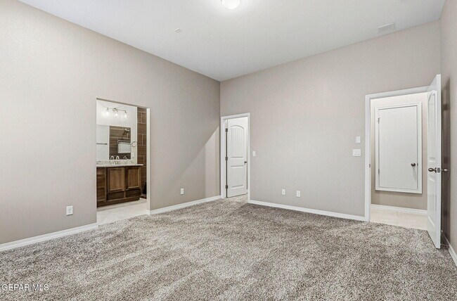 Building Photo - 916 Keenland Ave