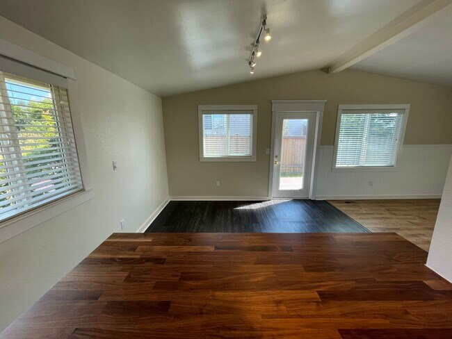 Building Photo - 5311 Kingsway