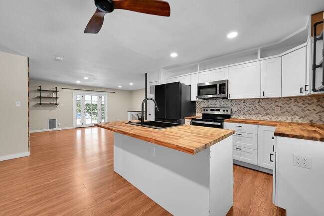 Building Photo - $2,195.00 - 3 Bedrooms, 2 Bathrooms, Singl...