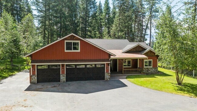 Building Photo - Stunning Columbia Falls Home w/horse pasture