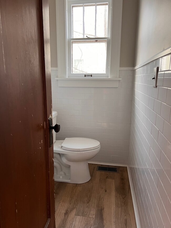 Building Photo - 907 Albion Ave