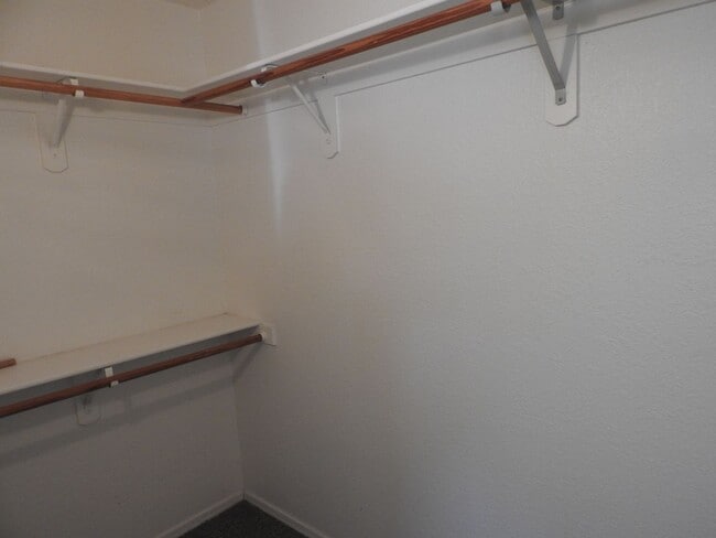 Building Photo - Inviting 3+2 split Floor plan!