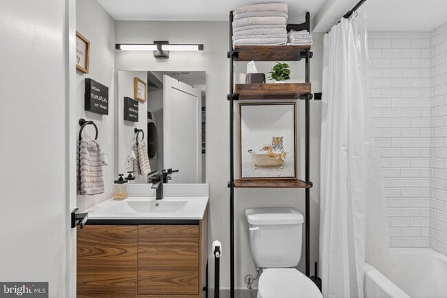 Building Photo - 919 12th St NE