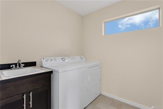 Building Photo - Gorgeous Executive Home, Available Now