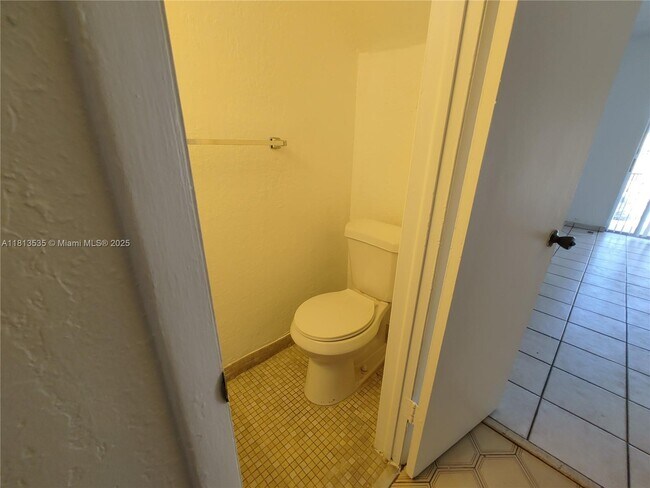 Building Photo - 1305 W 53rd St