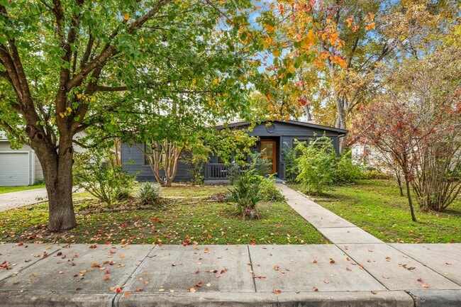 Building Photo - 1207 Romeria Dr