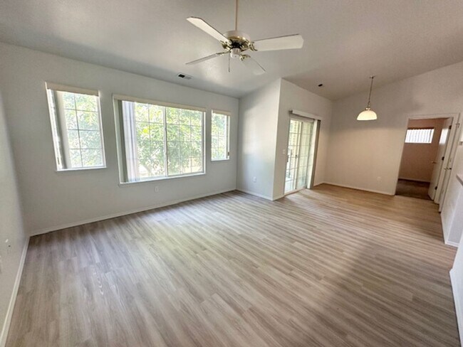 Building Photo - Fully renovated apartment in 2024 coming soon!