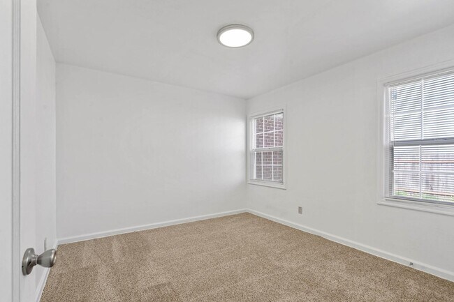 Building Photo - Beautifully maintained 1-bdrm/1-bath unit in 4-plex. Fireplace, off-street parking, laundry, grea...