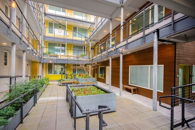 Building Photo - Capitol Hill 1 Bedroom Condo - Ground Leve...