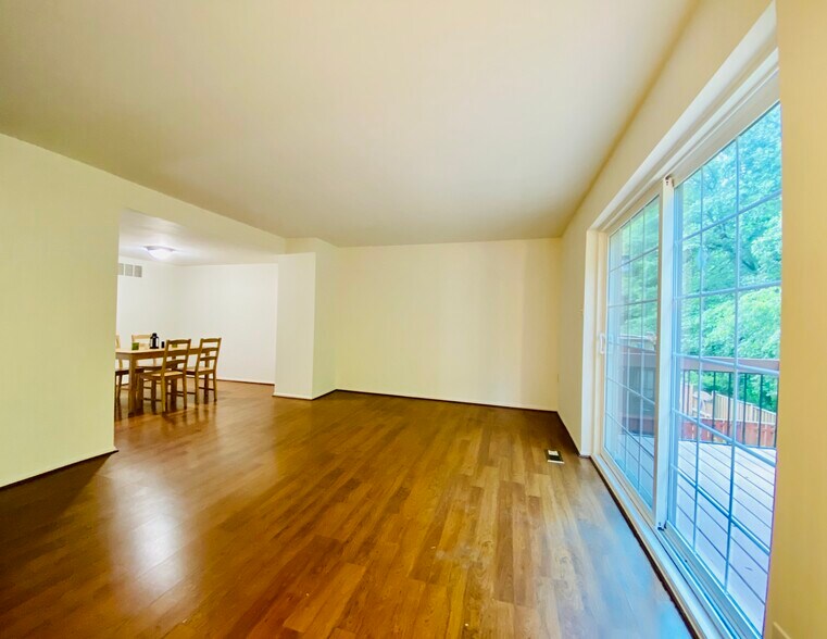 Building Photo - 10690 High Beam Ct