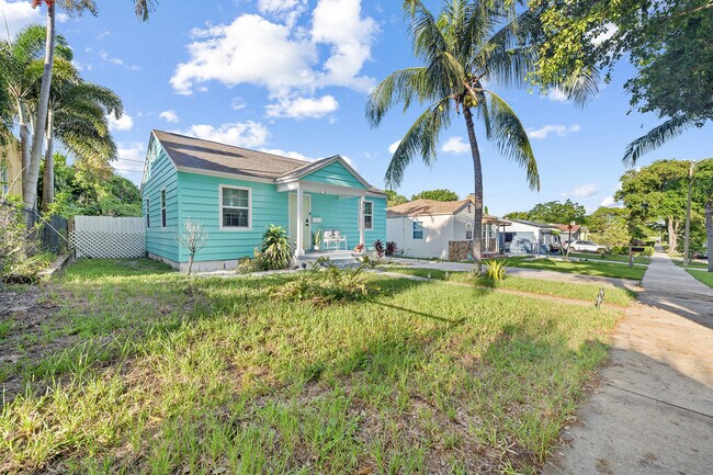 Building Photo - 916 30th Ct