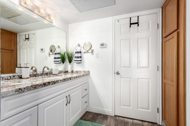 Building Photo - 5995 N 78th St