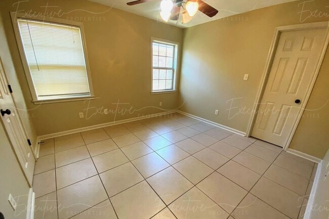 Building Photo - 2BR/2BA Duplex Near McNeese | W/D Included | Built-In Workspace