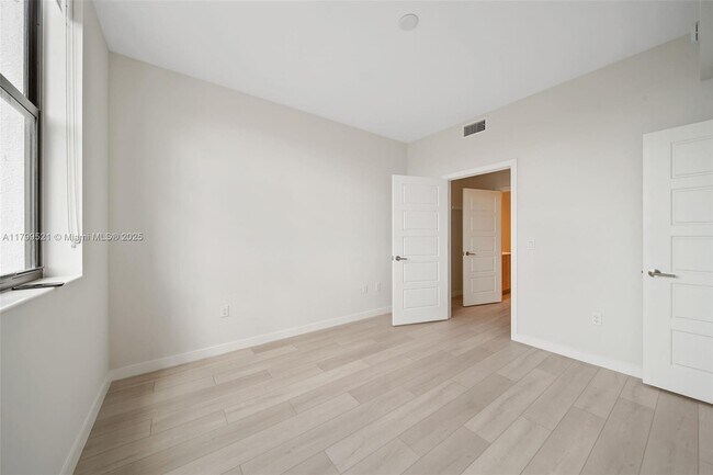 Building Photo - 555 NE 8th St