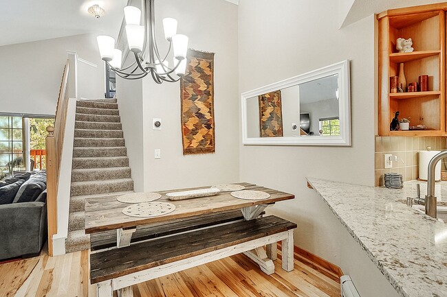 Building Photo - Furnished! Updated 3bed/3bath! 1 car garag...