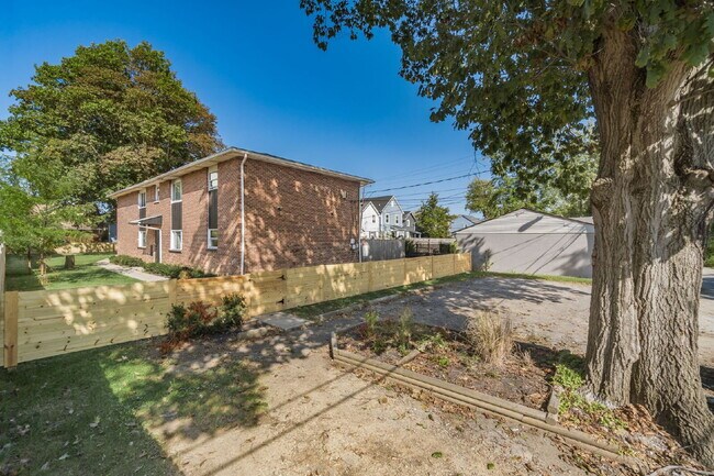 Building Photo - FREE 1 Month Rent! Renovated 2BR Near Children’s Hospital & German Village