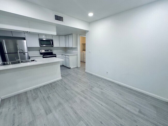 Building Photo - 4225 Stewart Ave