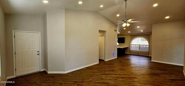 Building Photo - 841 E Lovegrass Dr