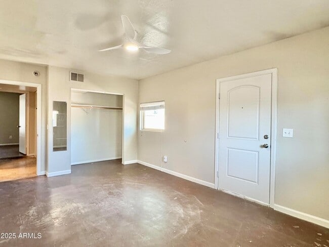 Building Photo - 731 W 12th Pl