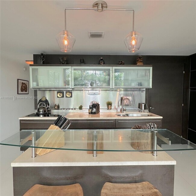 Building Photo - 6000 Collins Ave