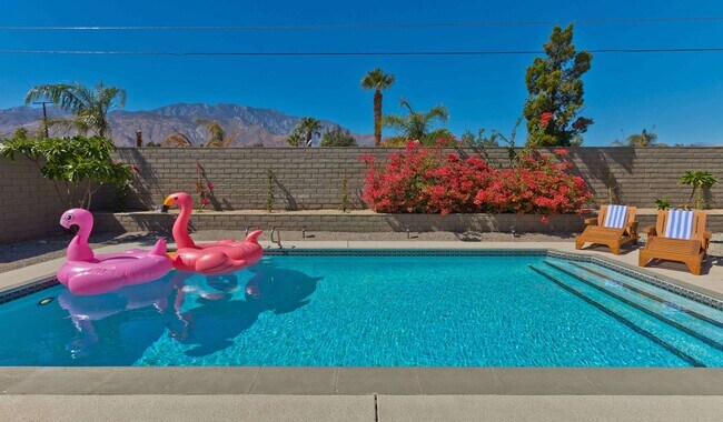 Building Photo - Modern home w Private Pool, Spa, Pets Welc...