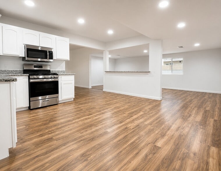 Building Photo - 2533 S Olivia Ave