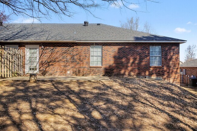 Building Photo - Now Available! 3 Bed 3 Bath Duplex