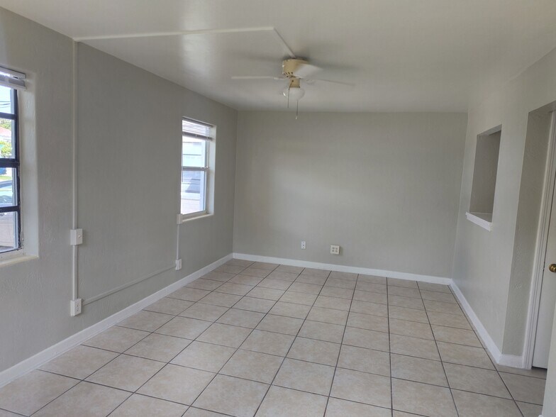 Building Photo - 318 N Oleander Ave