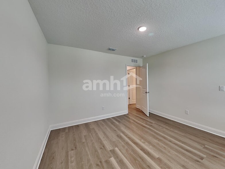 Building Photo - 11661 Hillside Dr