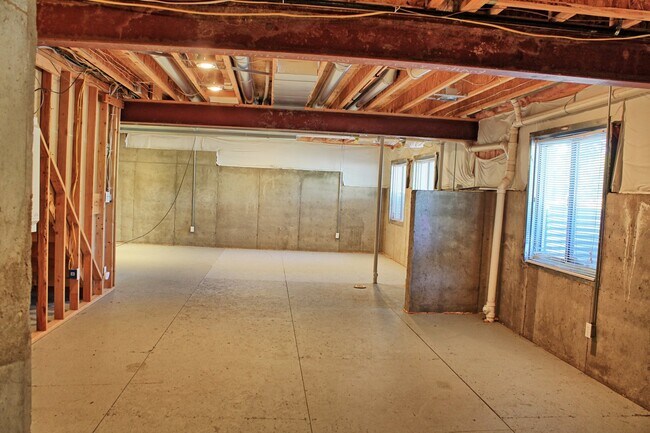 Building Photo - 4 bed 2.5 bath home in the Meadows