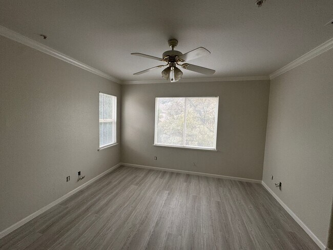 Building Photo - Great 5 bedroom 2.5 bath home in desirable Brentwood neighborhood! Crown molding in living room w...