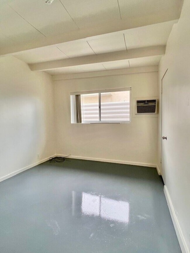 Building Photo - 540 S Mountain View Dr