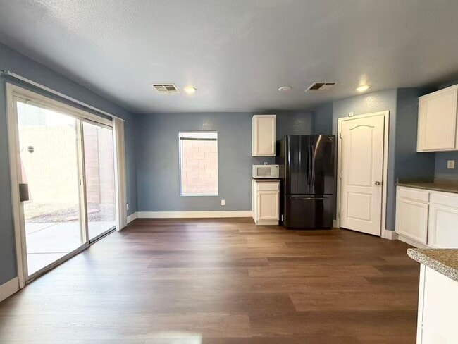 Building Photo - Beautiful 2-story home offering 3 bedrooms, 2.5 bathrooms