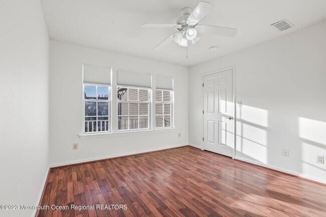 Building Photo - 19 Persimmon Ln