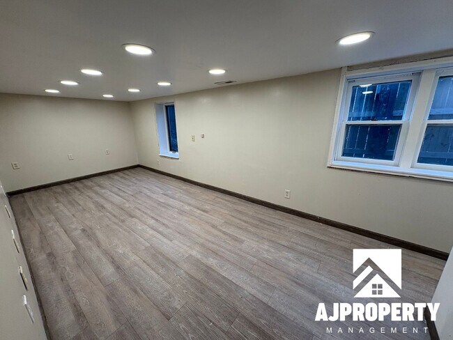 Building Photo - 1925 S Lake Ave