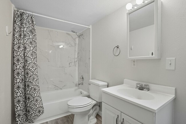 Building Photo - 2409 E Queen Ave