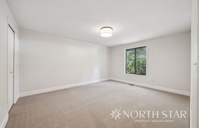 Building Photo - One Level Living in Lake Oswego