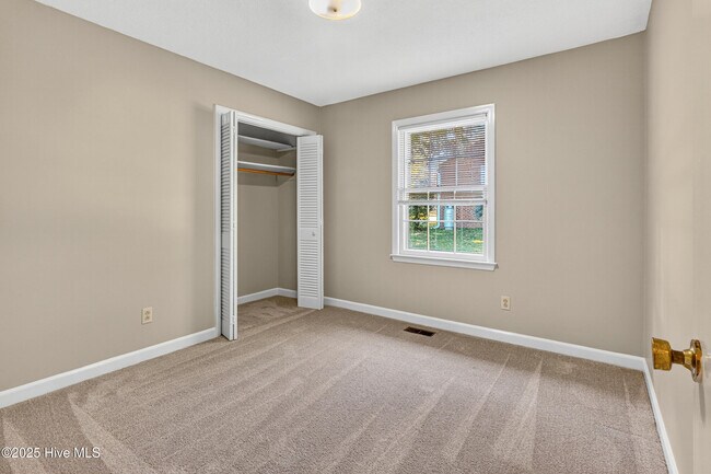 Building Photo - 259 Shoreline Dr