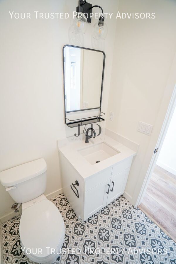 Building Photo - 1371 N Vulcan Ave