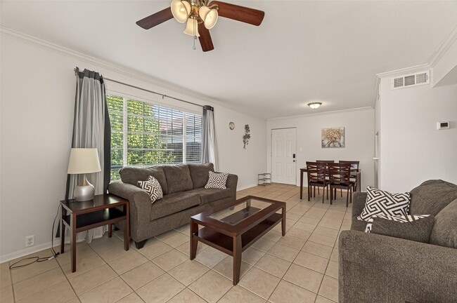 Building Photo - 2201 Fountain View Dr