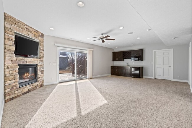 Building Photo - Stunning 4 bedroom Ranch in Elkhorn