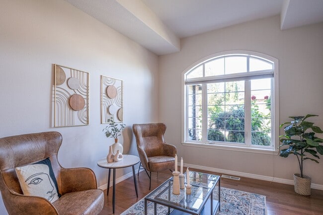 Building Photo - BEAUTIFUL 5 Bedroom Home in the Sought-After Hillshire Estates of Bull Mountain