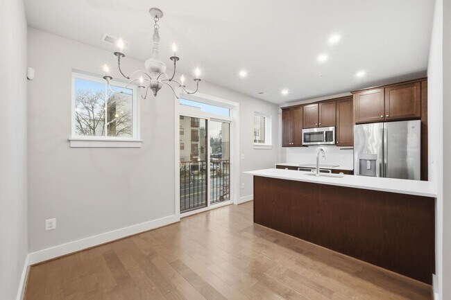Building Photo - Georgia Row Townhome | 2 Bed | 2.5 Bath | 1,400 Sf | Juliet Balcony | 1 Assigned Parking Space