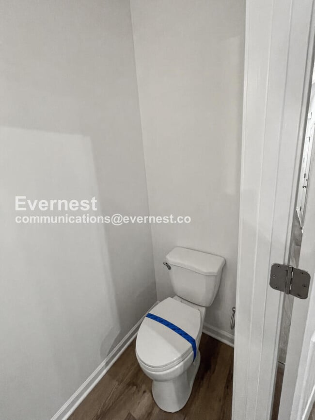 Building Photo - 3 Bed, 2.5 Bath Home with Fenced Yard & Garage / Available Now!