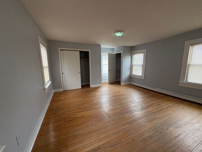 Building Photo - Large 5 Bedroom 2 Bathroom Single Family H...
