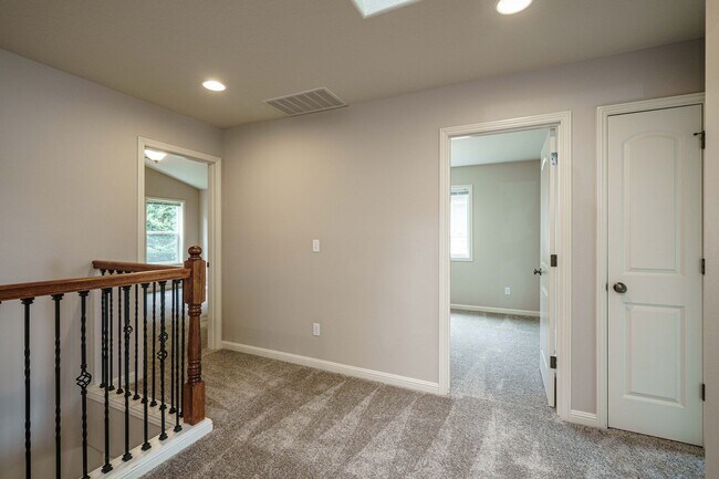 Building Photo - $500 Move In Special  4 Bedroom 2.5 Bath New Carpet and Fresh Paint