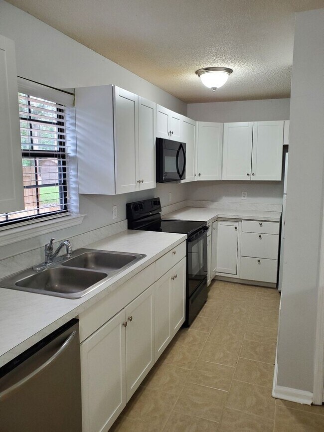 Building Photo - **Newly remodeled kitchen **  2 bedroom, 2bath Isle of Hope home with fenced in backyard and scre...