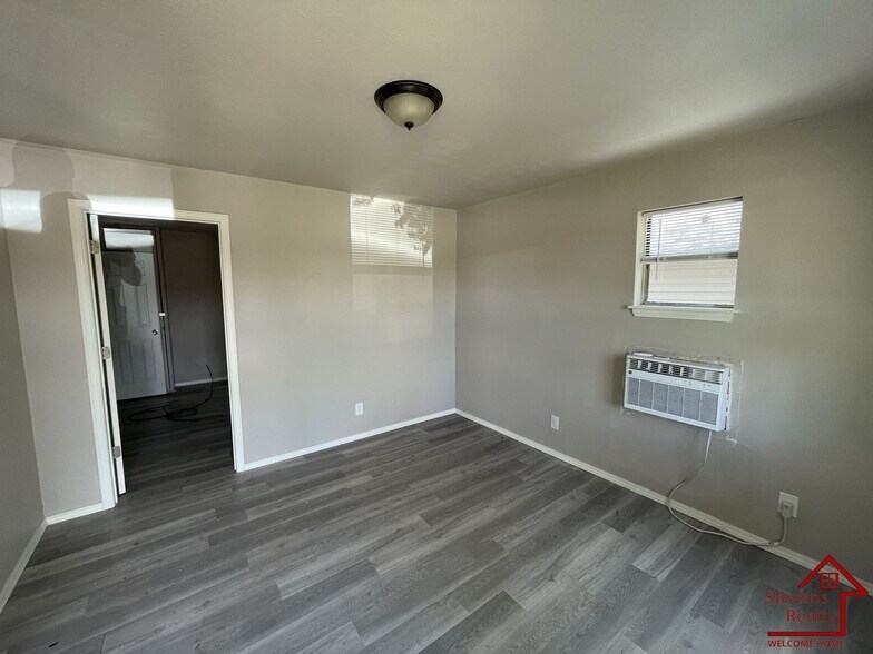 Building Photo - 1315 SW E Ave