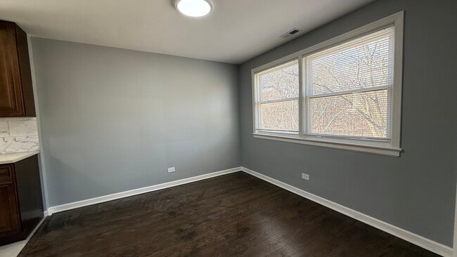 Building Photo - 5843 N Cicero Ave